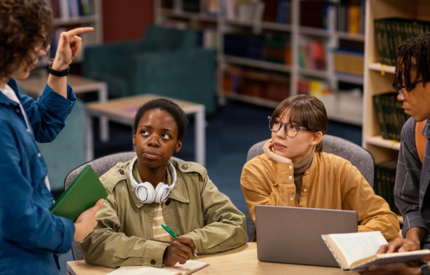 Análisis de métricas financieras clave en pantalla de ordenador